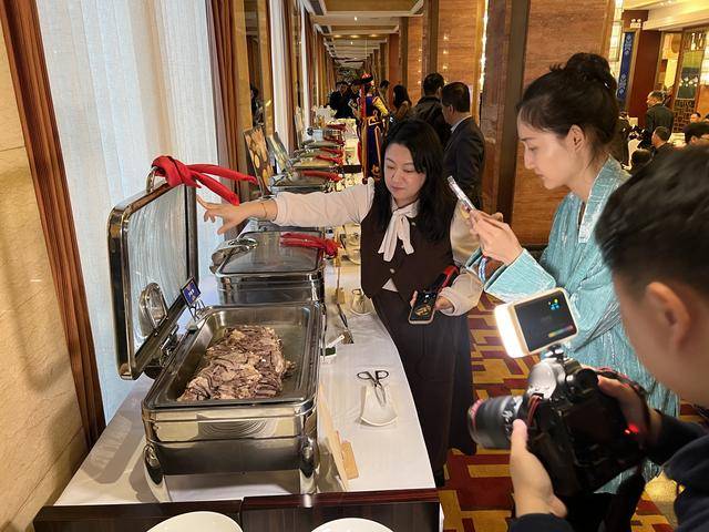 當?shù)卮髲N特技法，來內(nèi)蒙古美食節(jié)品地道草原風味:特美食